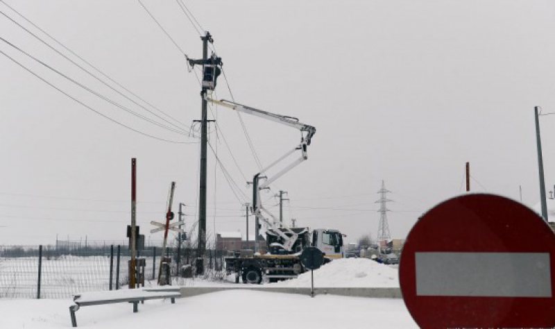 BUZĂU: Aproape 5.000 de familii fără curent electric BUZĂU: Aproape 5.000 de familii fără curent electric
