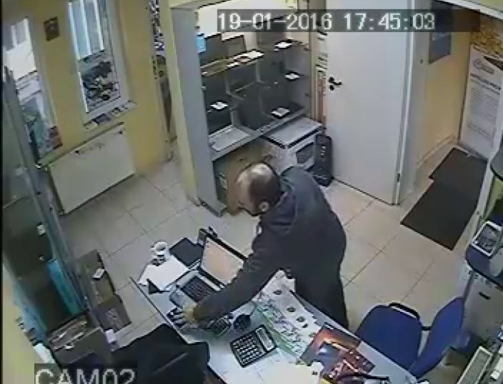 FURT DIN MAGAZIN: Telefonul unei femei, furat de un "client" (VIDEO)