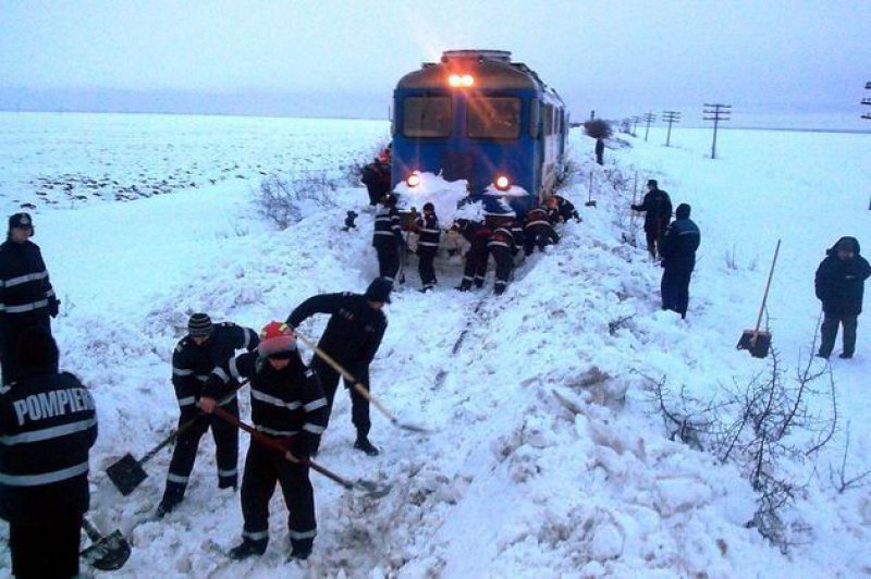 IALOMIŢA: Tren blocat în nămeţi, după ce a lovit o maşină abandonată pe calea ferată din cauza viscolului IALOMIŢA: Tren blocat în nămeţi, după ce a lovit o maşină abandonată pe calea ferată din cauza viscolului