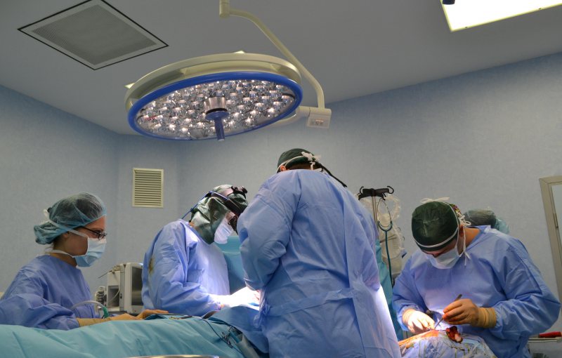 CAZ HALUCINANT ÎN SPITAL: Un doctor i-a tăiat gâtul unui coleg din spital cu bisturiul. Agresorul a fost reţinut CAZ HALUCINANT ÎN SPITAL: Un doctor i-a tăiat gâtul unui coleg din spital cu bisturiul. Agresorul a fost reţinut