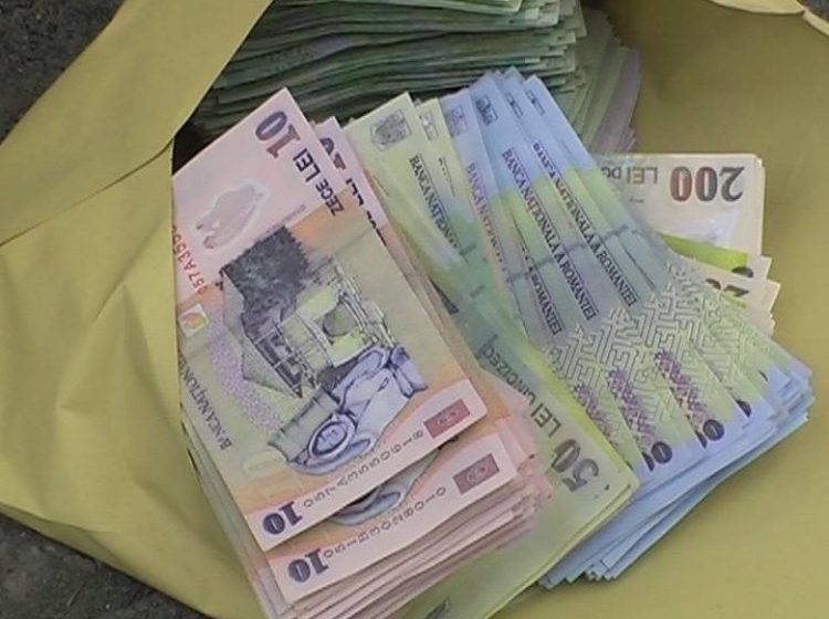 PROMISIUNE PE BANI: Ofiţerii de la Poliţia Sectorului 6 acuzaţi de luare de mită, în arest la domiciliu PROMISIUNE PE BANI: Ofiţerii de la Poliţia Sectorului 6 acuzaţi de luare de mită, în arest la domiciliu