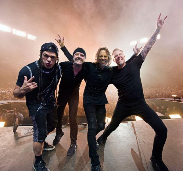 SOLIDARITATE: Metallica donează încasările unui album live familiilor celor uciși sau răniți în atacurile de la Paris SOLIDARITATE: Metallica donează încasările unui album live familiilor celor uciși sau răniți în atacurile de la Paris