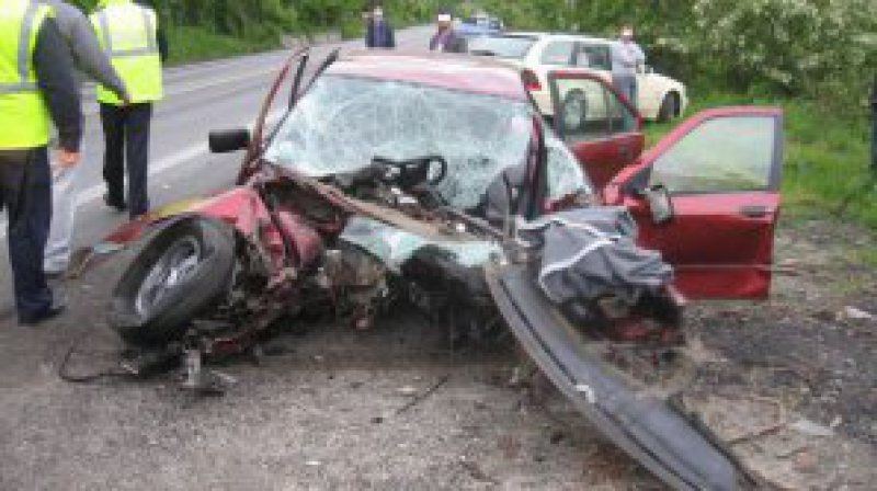 TRAGEDIE: O femeie a murit şi un bebeluş este în stare gravă după un accident pe DE 79 TRAGEDIE: O femeie a murit şi un bebeluş este în stare gravă după un accident pe DE 79