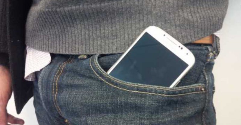 STUDIU: Ce riscă bărbaţii care îşi ţin telefonul mobil în buzunarul de la pantaloni STUDIU: Ce riscă bărbaţii care îşi ţin telefonul mobil în buzunarul de la pantaloni