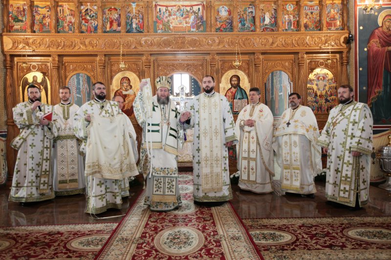 SLUJBĂ ARHIEREASCĂ: PS Justin Sigheteanul a oficiat Sfânta Liturghie la biserica cu hramul „Duminica Tuturor Sfinţilor” din Tăuţii de Sus