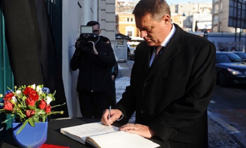 CONDOLEANŢE: Președintele Iohannis a semnat în cartea de condoleanțe deschisă la Ambasada Belgiei