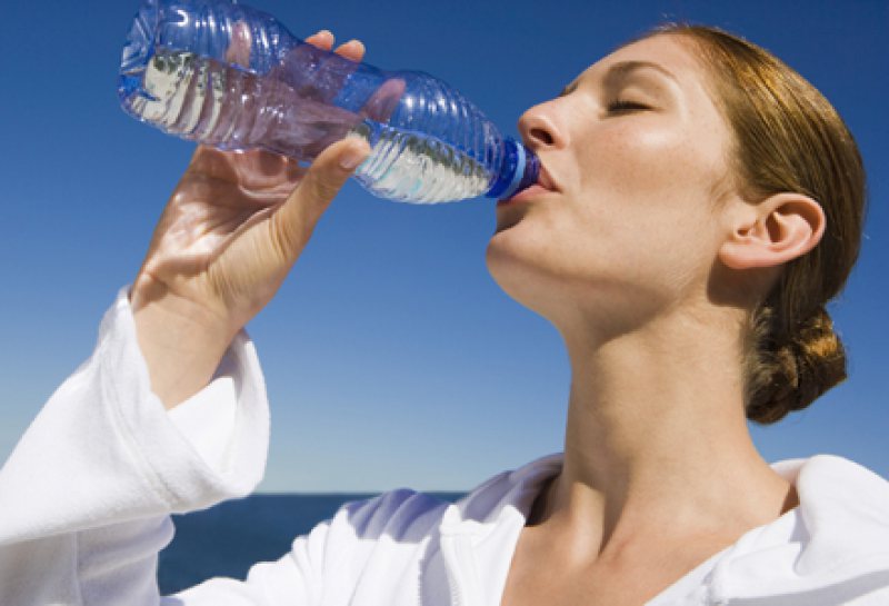 STUDIU: Principalul beneficiu simţit de persoanele care beau mai multă apă