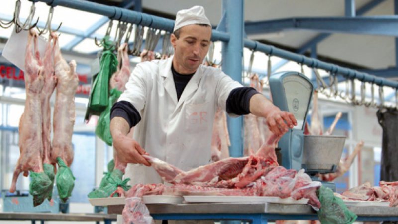 PAŞTELE CATOLIC: Un kilogram de carne de miel costă la Cluj 13 lei, în Covasna 11 lei, iar în Alba 10 lei