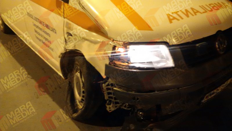 ÎN MISIUNE: Ambulanţă implicată într-un accident rutier, în Baia Mare