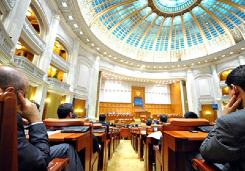 COMISIA JURIDICĂ: Demnitarii aflaţi în incompatibilitate sau conflict de interese pot ocupa funcţii COMISIA JURIDICĂ: Demnitarii aflaţi în incompatibilitate sau conflict de interese pot ocupa funcţii