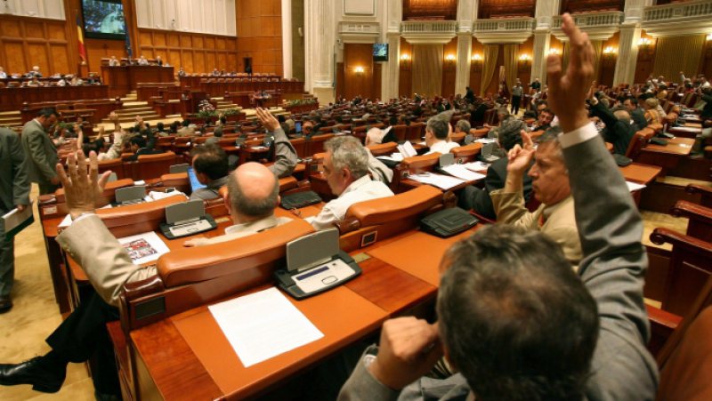 DECIZII: Legea privind pensiile aleşilor locali va fi dezbătută marţi în plenul Senatului DECIZII: Legea privind pensiile aleşilor locali va fi dezbătută marţi în plenul Senatului