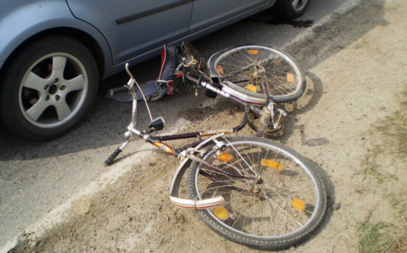 NU S-A ASIGURAT:  Un biciclist a fost accidentat de un autoturism în Strâmtura