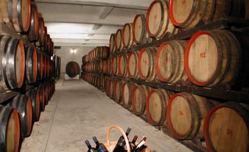 FEDERAŢIA VITICULTORII: 75 de milioane de litri de vin de calitate nu pot fi comercializați din cauza clasării