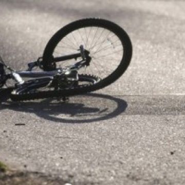 Biciclistă lovită de o mașină după ce a luat o curbă fără să se asigure