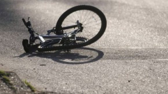 Biciclistă lovită de o mașină după ce a luat o curbă fără să se asigure Biciclistă lovită de o mașină după ce a luat o curbă fără să se asigure
