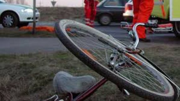 VIDEO | Biciclist rănit după ce s-a lovit de o mașină. Șoferul conducea regulamentar, însă s-a constatat că era beat VIDEO | Biciclist rănit după ce s-a lovit de o mașină. Șoferul conducea regulamentar, însă s-a constatat că era beat
