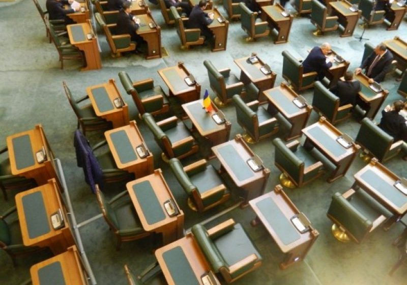 ŞEDINŢĂ DE PLEN AMÂNATĂ: Absenteism masiv în plenul Senatului după doar o zi de la întoarcerea din vacanţa electorală