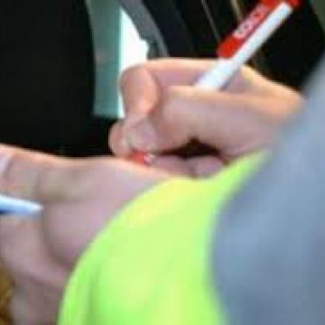Trași pe dreapta fiindcă au depășit viteza Trași pe dreapta fiindcă au depășit viteza