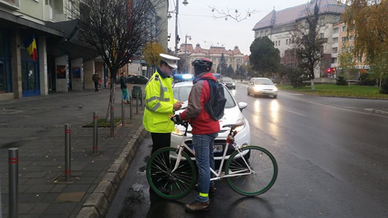 CIRCULAȚIE RUTIERĂ: Câteva reguli pentru bicicliști CIRCULAȚIE RUTIERĂ: Câteva reguli pentru bicicliști