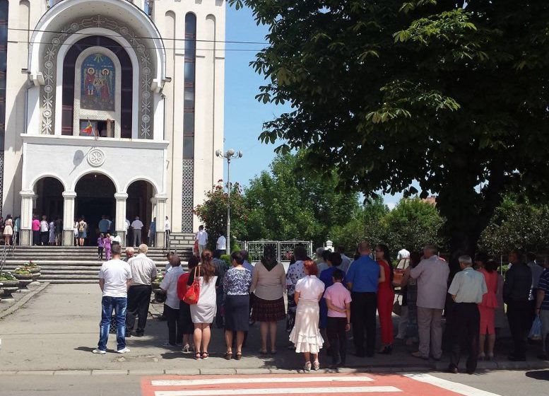 BISERICI PLINE: Sute de credincioși au participat la slujba de Rusalii
