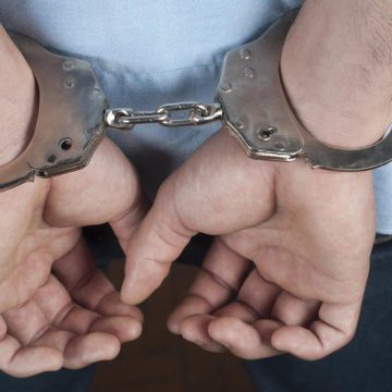 SIGHET: Tânăr luat pe sus după ce i-a amenințat cu moartea atât pe fratele său, cât și pe polițiștii care au intervenit SIGHET: Tânăr luat pe sus după ce i-a amenințat cu moartea atât pe fratele său, cât și pe polițiștii care au intervenit