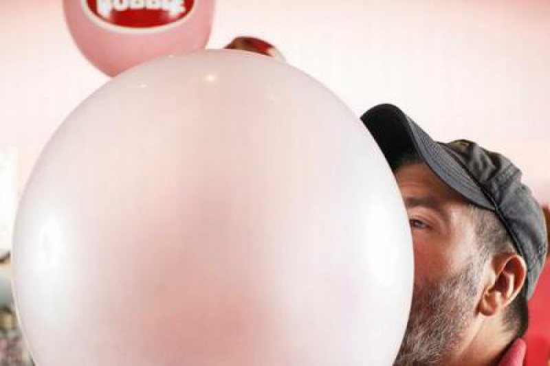 RECORDURI: Cel mai mare balon făcut din gumă de mestecat RECORDURI: Cel mai mare balon făcut din gumă de mestecat