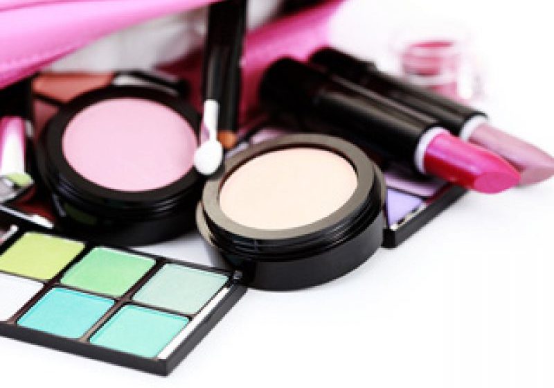 DESCINDERI: Produse cosmetice asupra cărora există suspiciuni că ar fi contrafăcute, confiscate de poliţişti
