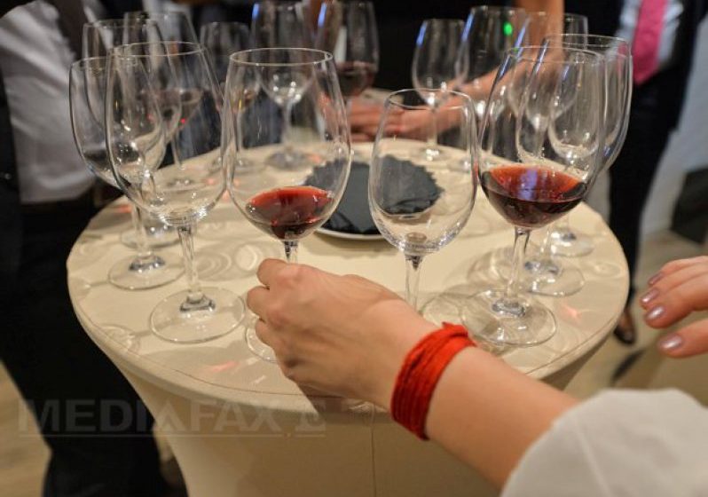 EXPERIMENT: Efectul pe care îl are dimensiunea paharelor asupra cantităţii de băutură consumate EXPERIMENT: Efectul pe care îl are dimensiunea paharelor asupra cantităţii de băutură consumate