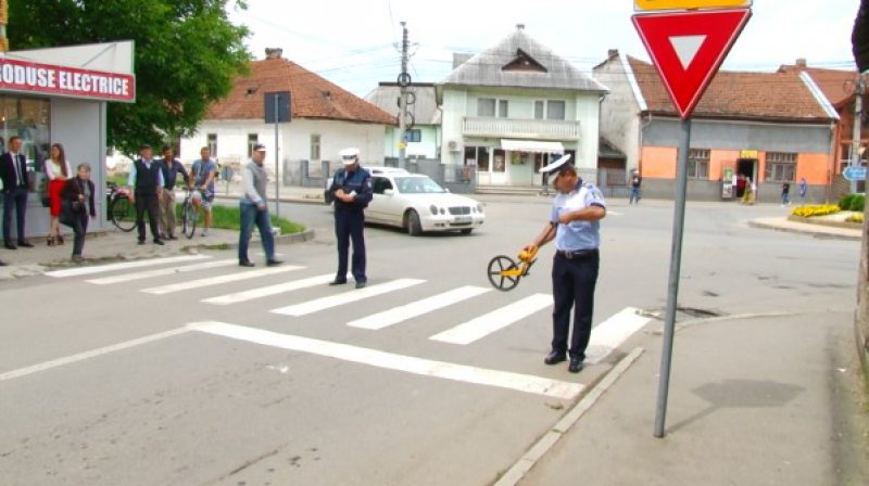 (FOTO) ULTIMĂ ORĂ: Un biciclist a fost acroșat de către o șoferiță pe strada Eroilor din Sighet (FOTO) ULTIMĂ ORĂ: Un biciclist a fost acroșat de către o șoferiță pe strada Eroilor din Sighet