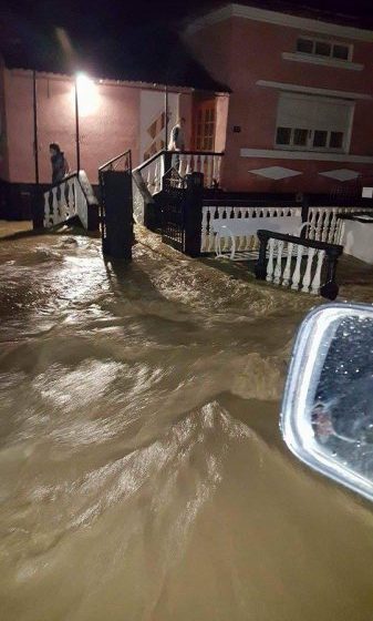 URMARE INUNDAŢII: Pompierii maramureşeni acţionează la această oră pentru evacuarea apei din subsoluri, beciuri şi fântâni, în zona Târgu Lăpuş (FOTO)