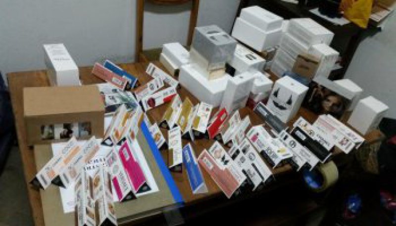 ŞAPTE DOSARE PENALE: Mărfuri contrafăcute confiscate de poliţişti ŞAPTE DOSARE PENALE: Mărfuri contrafăcute confiscate de poliţişti