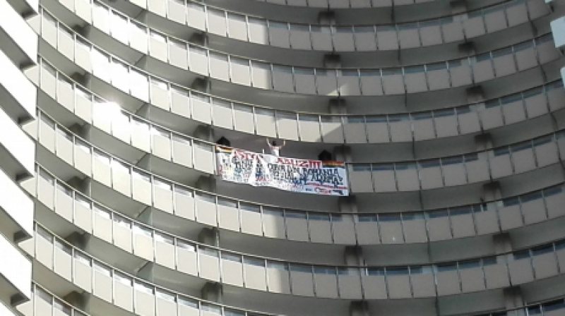 PROTEST EXTREM: Un bărbat ameninţă că se aruncă de la etajul 16 al hotelului Intercontinental din Capitală PROTEST EXTREM: Un bărbat ameninţă că se aruncă de la etajul 16 al hotelului Intercontinental din Capitală
