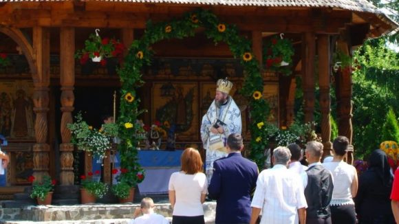 VIDEO | Din 15 mai slujbele religioase vor putea fi ținute cu credincioși, dar în curtea bisericii