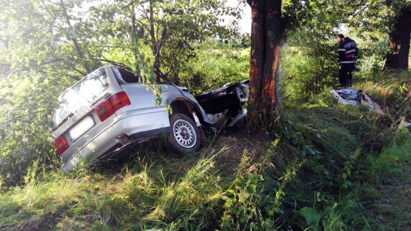 ACCIDENT ÎN BORȘA: S-a rostogolit cu mașina și s-a oprit într-un copac ACCIDENT ÎN BORȘA: S-a rostogolit cu mașina și s-a oprit într-un copac