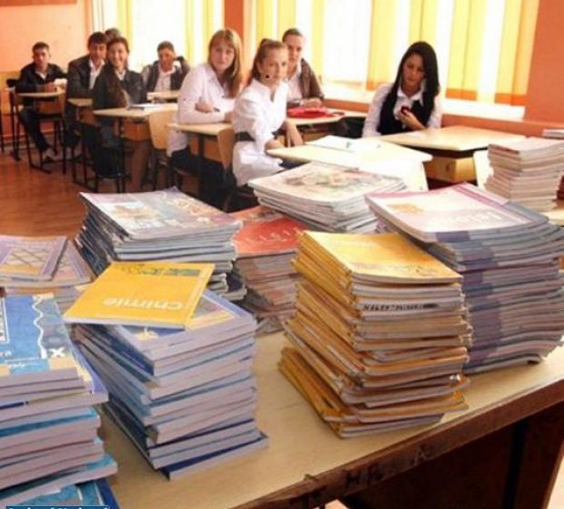 FACILITĂȚI: Din toamnă, elevii de clasa a XI-a și a XII-a vor primi manuale gratuite
