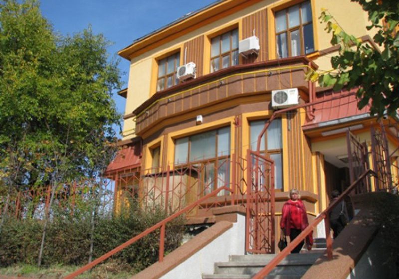 INCIDENT: Angajaţi ai Casei de Pensii Argeş şi oameni care se aflau în clădire, evacuaţi în urma unui incendiu