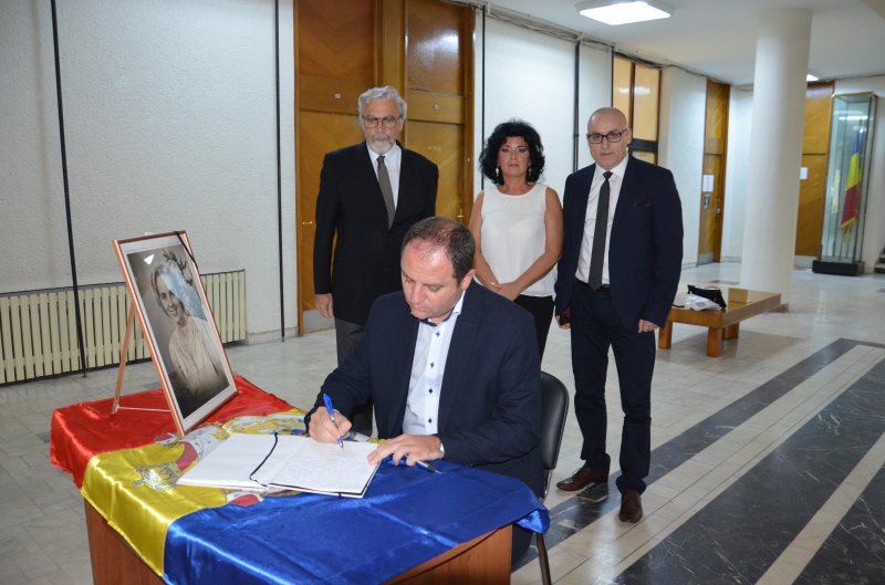 PREȚUIRE: Mesaje de regret exprimate în Cartea de condoleanțe în memoria Majestății Sale Regina Ana de la Palatul Administrativ Baia Mare PREȚUIRE: Mesaje de regret exprimate în Cartea de condoleanțe în memoria Majestății Sale Regina Ana de la Palatul Administrativ Baia Mare