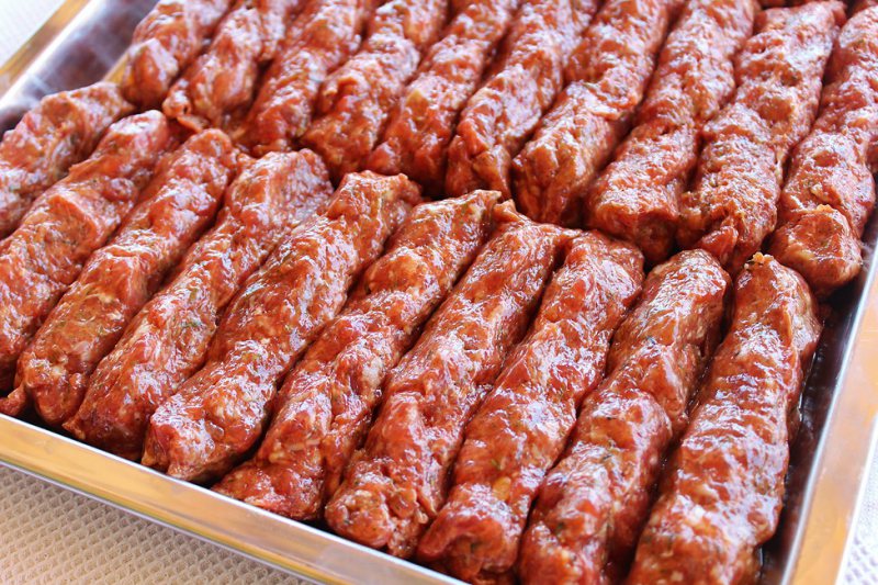 VERIFICĂRI: Lot de carne de mici comercializat într-un supermarket depistat cu E.coli VERIFICĂRI: Lot de carne de mici comercializat într-un supermarket depistat cu E.coli