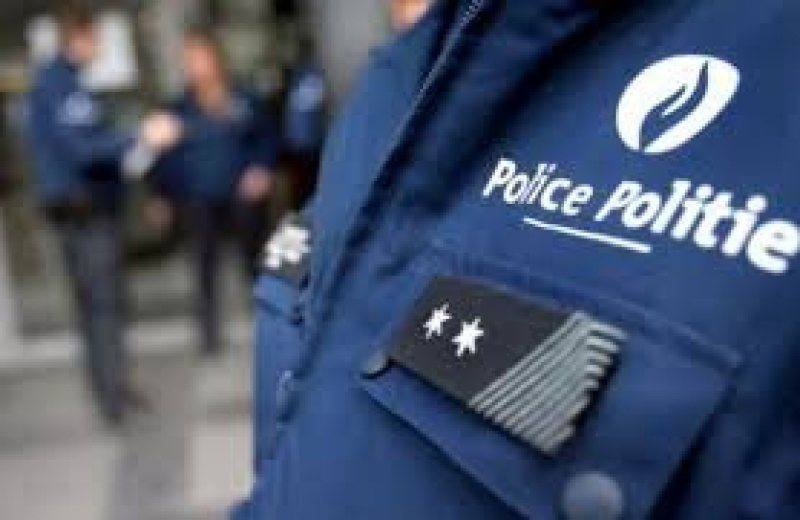 ATAC: Două polițiste, rănite de un individ înarmat cu o macetă ATAC: Două polițiste, rănite de un individ înarmat cu o macetă