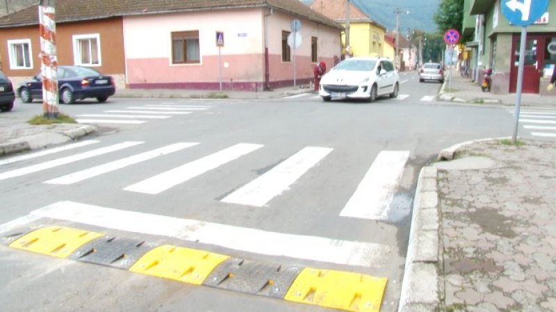 CIRCULAȚIE: Pe strada Mihai Eminescu s-au pus limitatoare de viteză noi CIRCULAȚIE: Pe strada Mihai Eminescu s-au pus limitatoare de viteză noi