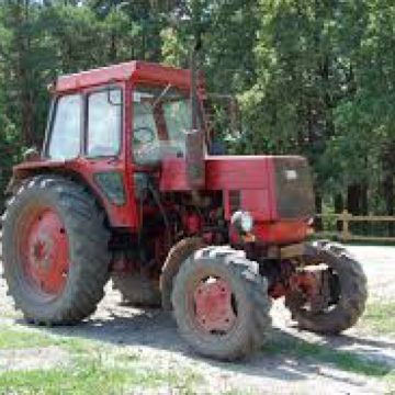 Prins conducând un tractor și beat, și fără permis Prins conducând un tractor și beat, și fără permis