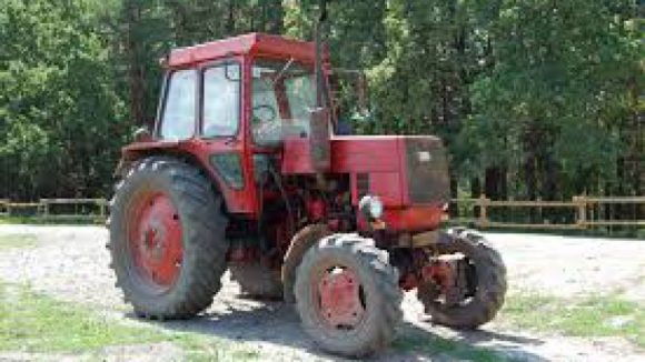 Prins conducând un tractor și beat, și fără permis