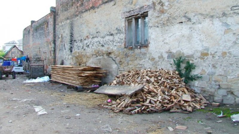PE DRUMURI: O familie de 16 persoane riscă să rămână fără acoperiș deasupra capului PE DRUMURI: O familie de 16 persoane riscă să rămână fără acoperiș deasupra capului
