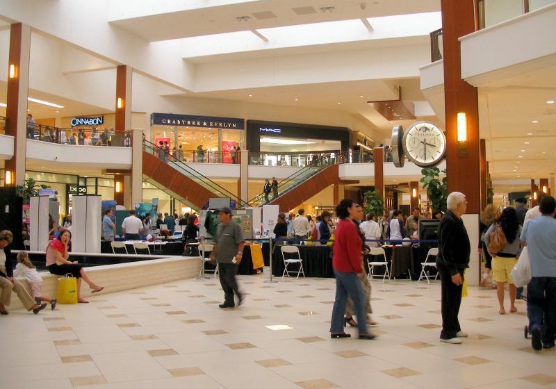 A PROFITAT: O băimăreancă și-a făcut de cap într-un centru comercial