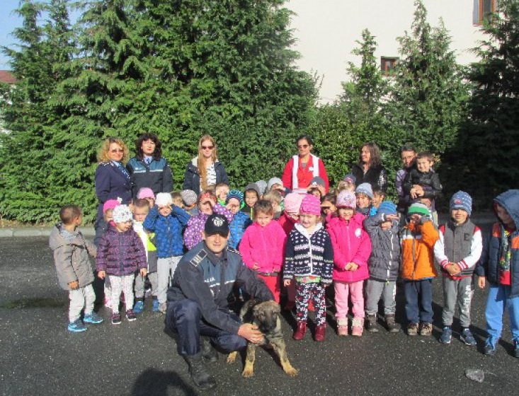 ACTIVITATE: Câinele poliţist Max, prietenul copiilor de la Grădiniţa „Ion Creangă” Baia Mare