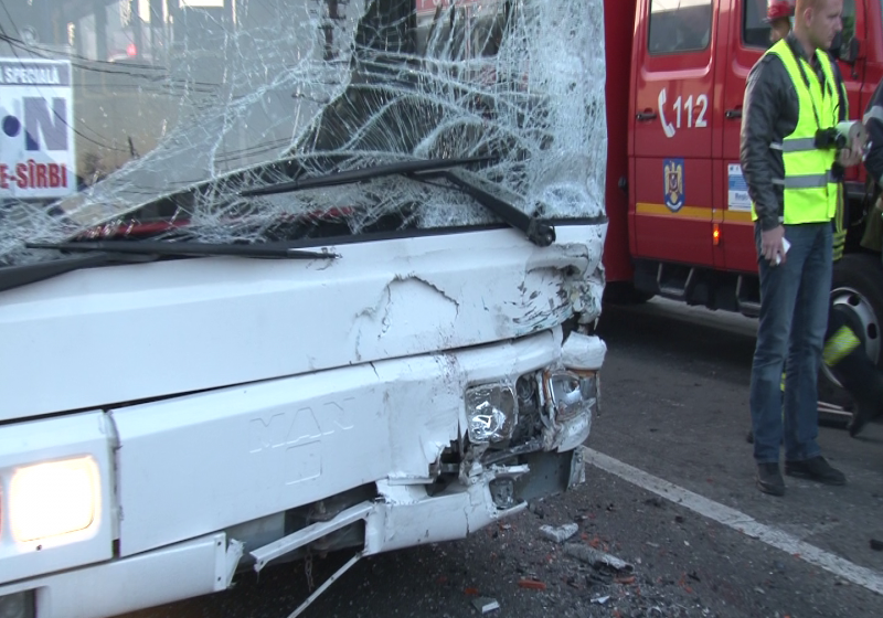ACCIDENT GRAV: Un autocar cu peste 30 de persoane a intrat într-un stâlp de electricitate ACCIDENT GRAV: Un autocar cu peste 30 de persoane a intrat într-un stâlp de electricitate