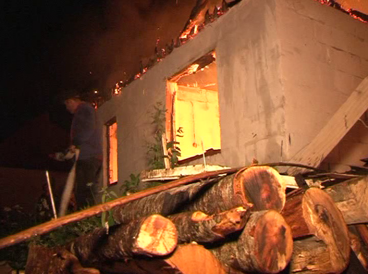 TRAGEDIE: Un bărbat a ars de viu după ce jarul din soba casei a declanșat un incendiu