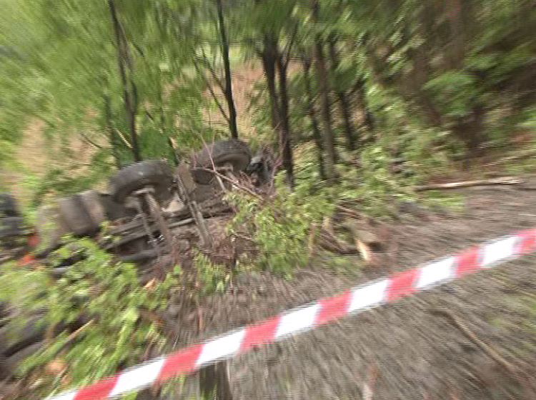 TRAGEDIE: Un bărbat a murit după ce cabina unui TIR a căzut peste el