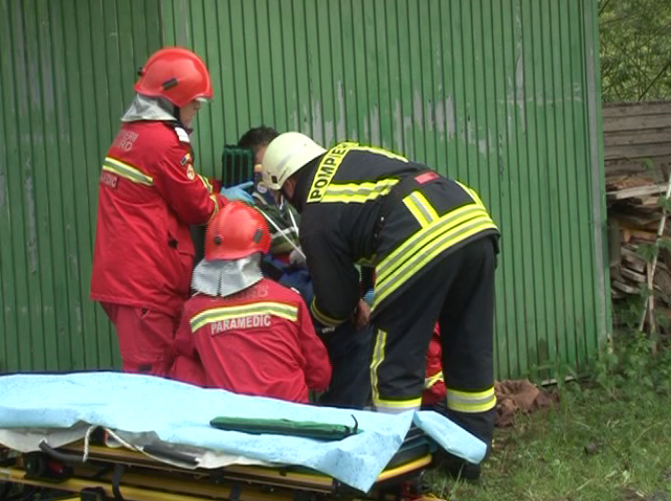 112: Accident rutier cu o persoană încarcerată, în Şurdeşti