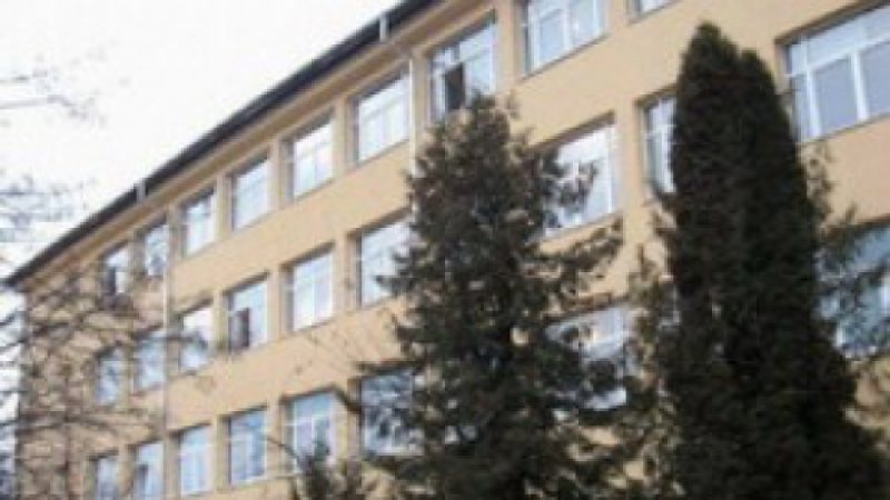INCIDENT: O elevă a ajuns la spital după ce a sărit pe geam din liceu INCIDENT: O elevă a ajuns la spital după ce a sărit pe geam din liceu